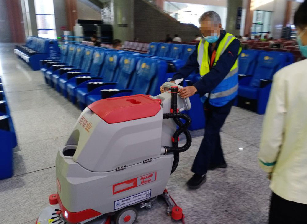 火車站使用洗地機，靈活好用，清潔效率大大提升